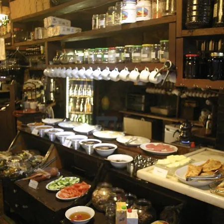 Yorgo Seferis לינה וארוחת בוקר אורלה