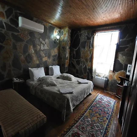 לינה וארוחת בוקר Yorgo Seferis אורלה