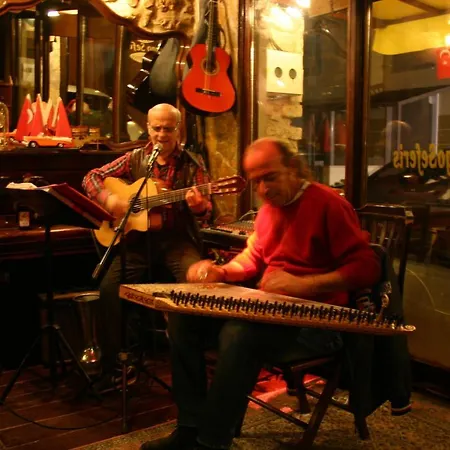 Yorgo Seferis לינה וארוחת בוקר אורלה