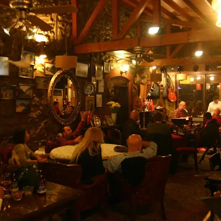 ベッド・アンド・ブレックファスト Yorgo Seferis